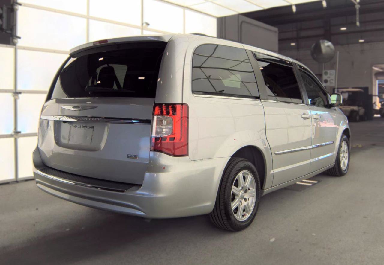 Used 2012 Chrysler Town & Country Touring w/ Entertainment Group #1 FWD image 5