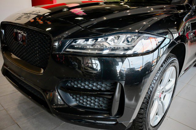 Used 2019 Jaguar F-PACE R-Sport image 9