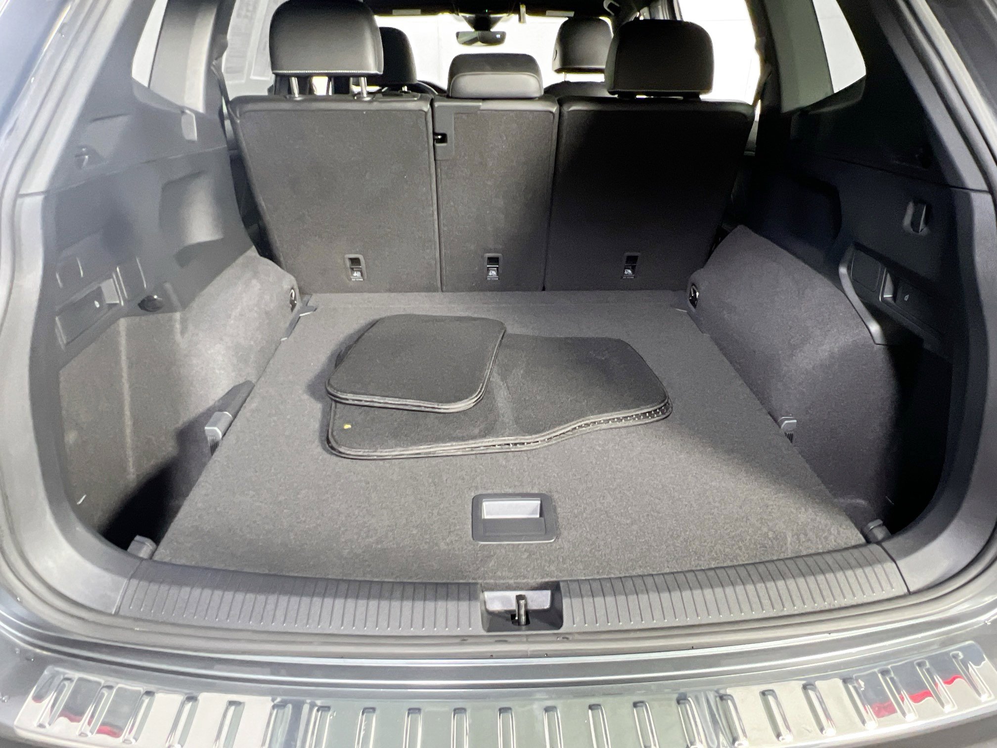 Used 2022 Volkswagen Tiguan SEL R-Line image 26