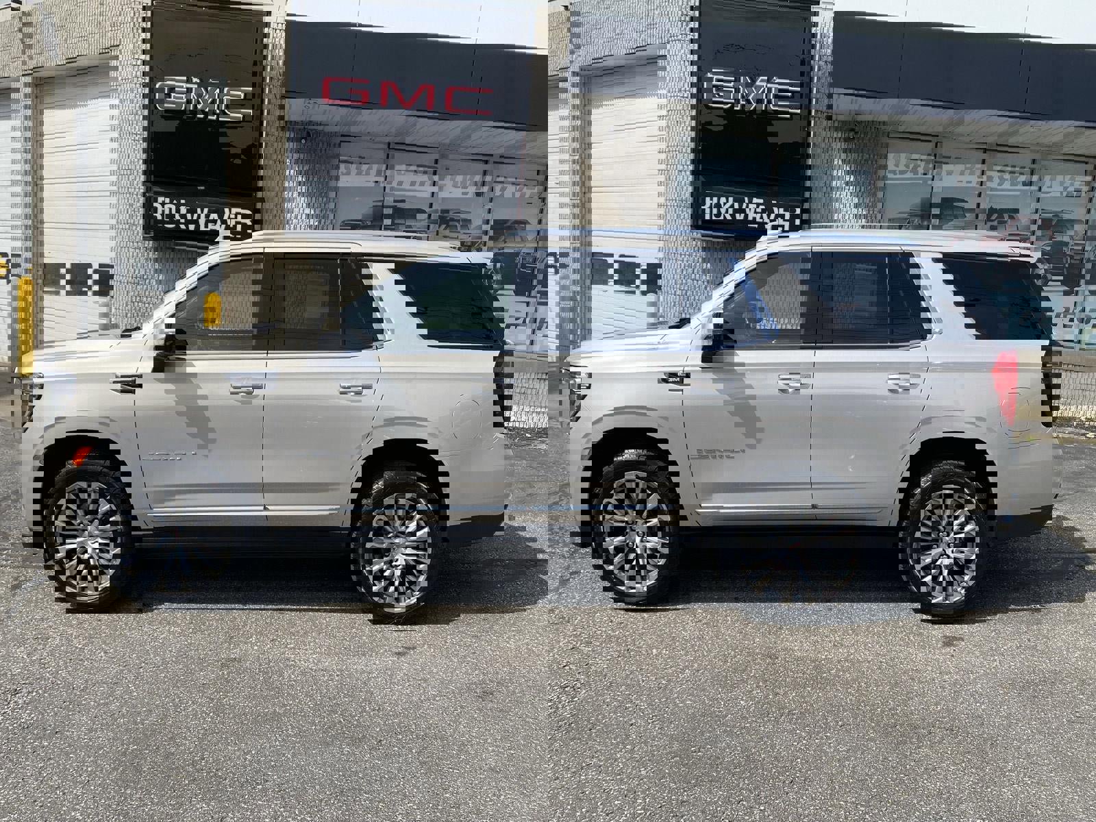 Used 2021 GMC Yukon Denali w/ Denali Premium Package image 2