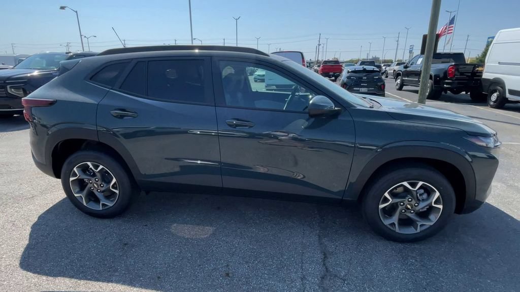New 2026 Chevrolet Trax LT w/ LT Convenience Package FWD image 3