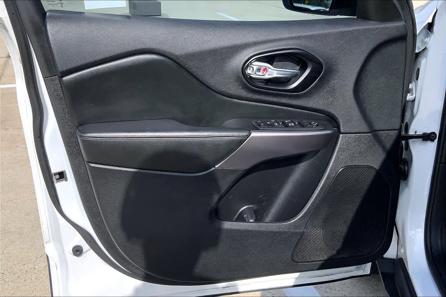 Used 2021 Jeep Cherokee Latitude Plus FWD image 21