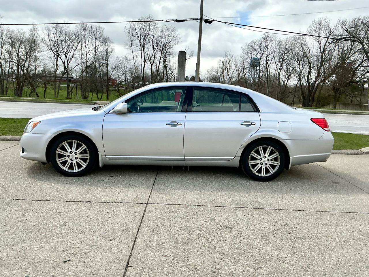 Used 2010 Toyota Avalon XL image 8
