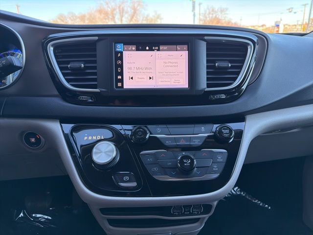 Used 2022 Chrysler Voyager LX image 25