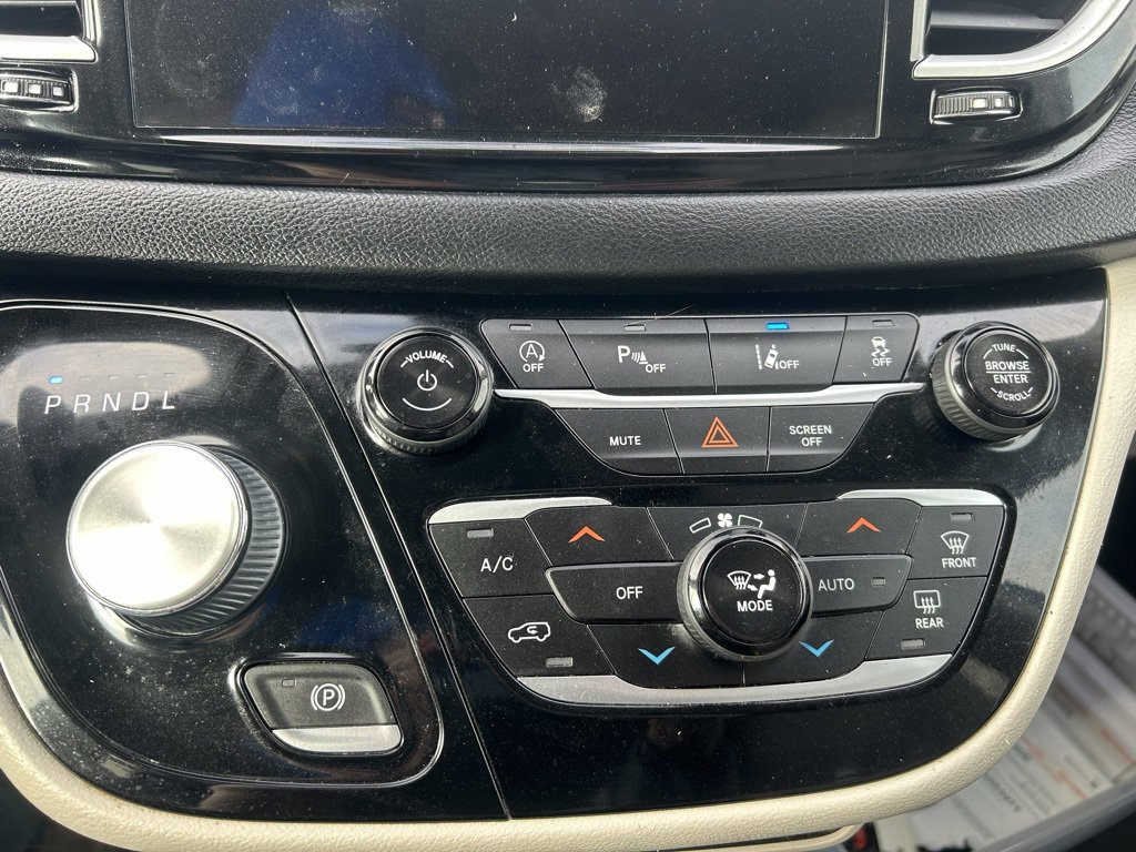 Used 2021 Chrysler Pacifica Touring-L image 22