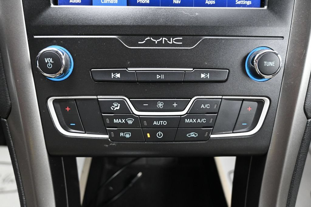Used 2020 Ford Fusion SE FWD image 18