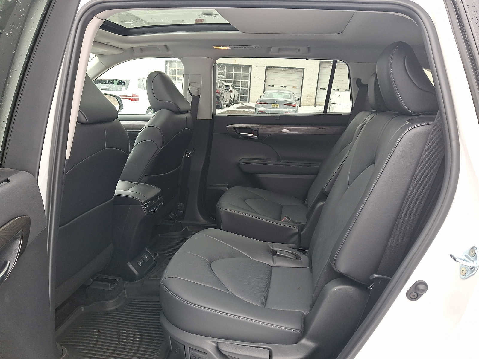 Used 2024 Toyota Highlander Platinum image 10
