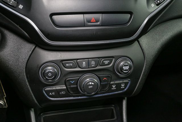 Used 2019 Jeep Cherokee Latitude w/ Cold Weather Group image 26