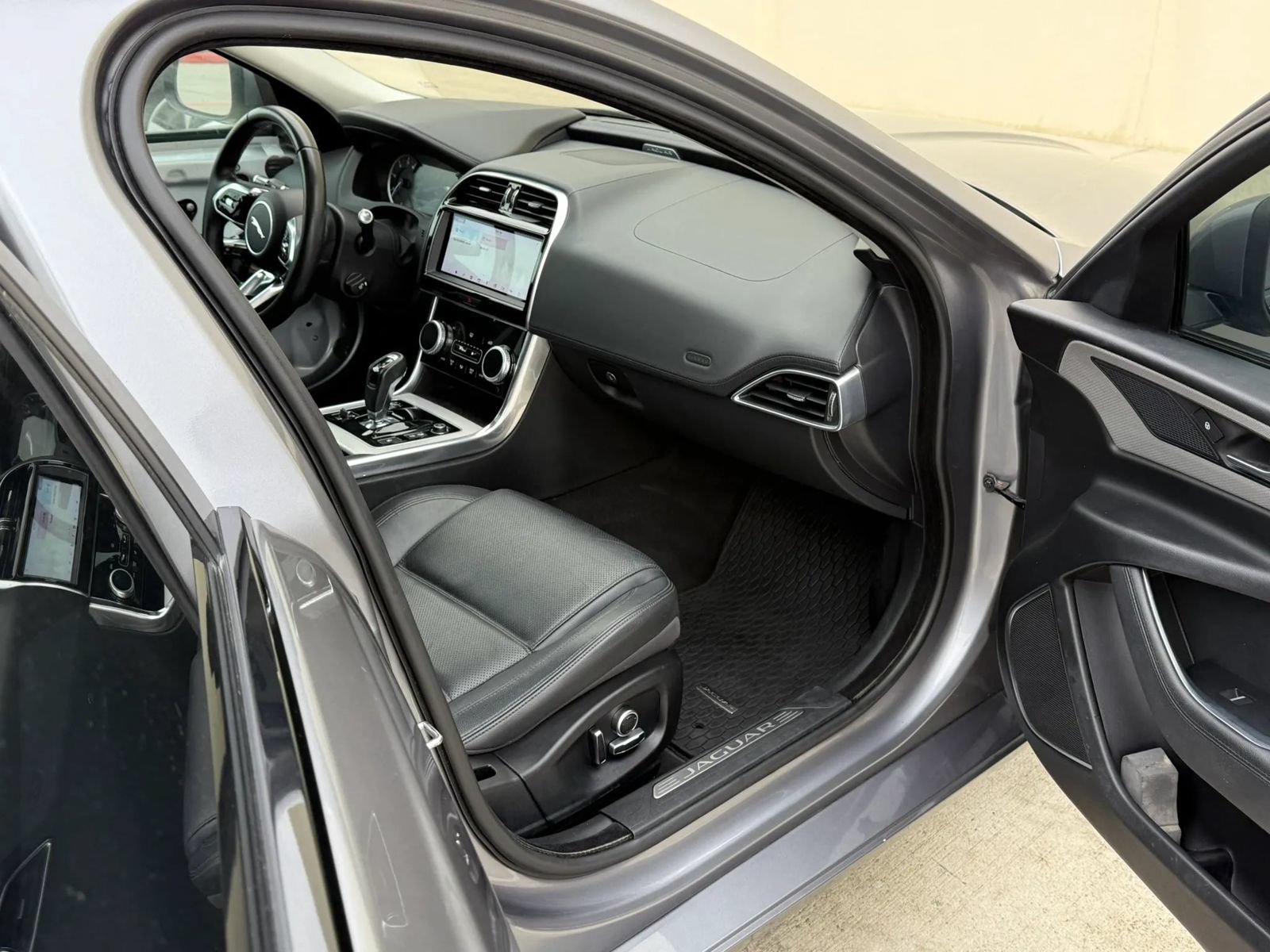 Used 2020 Jaguar XE S RWD image 16