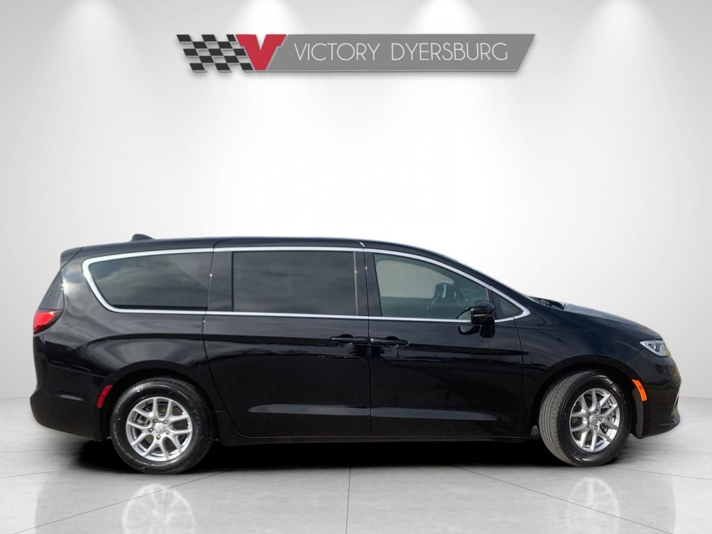 Used 2025 Chrysler Pacifica Select FWD image 9