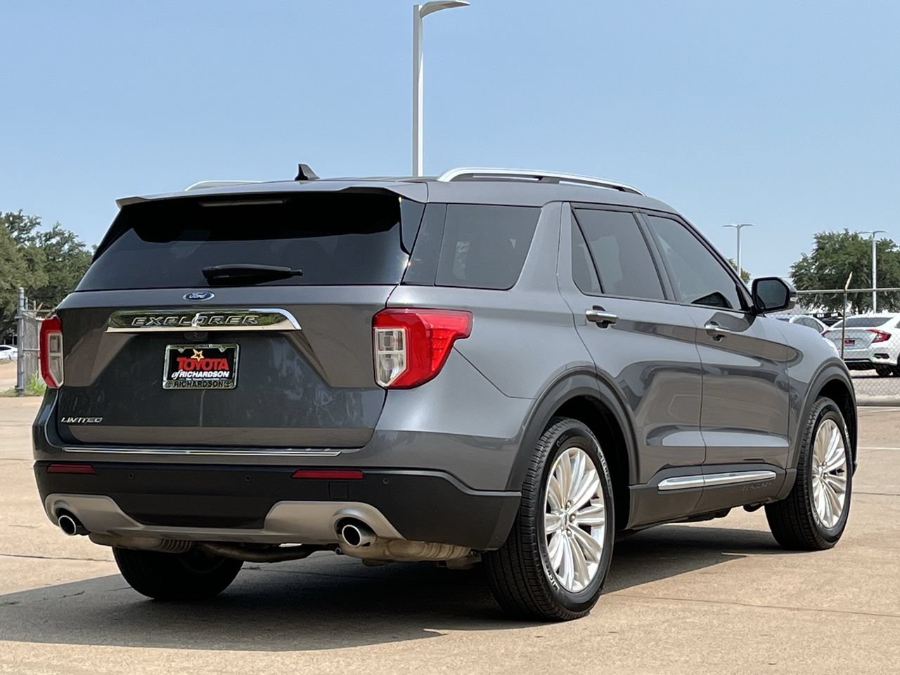 Used 2024 Ford Explorer Limited w/ Limited Technology Package RWD image 4