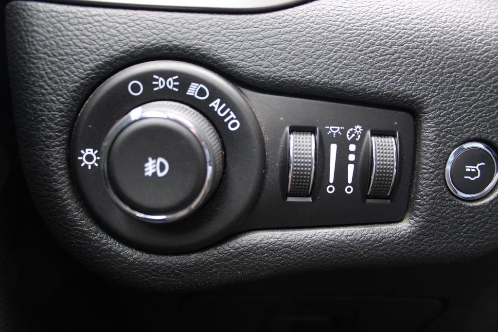 Used 2019 Jeep Cherokee Latitude Plus w/ Comfort/Convenience Group AWD/4WD image 21