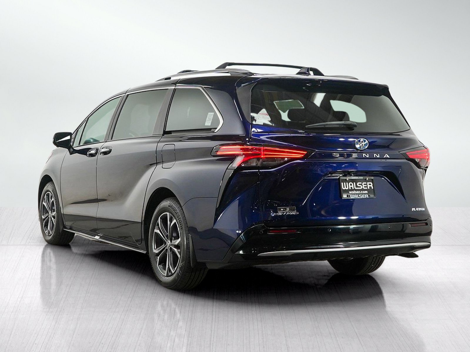 Used 2025 Toyota Sienna Platinum AWD/4WD image 5
