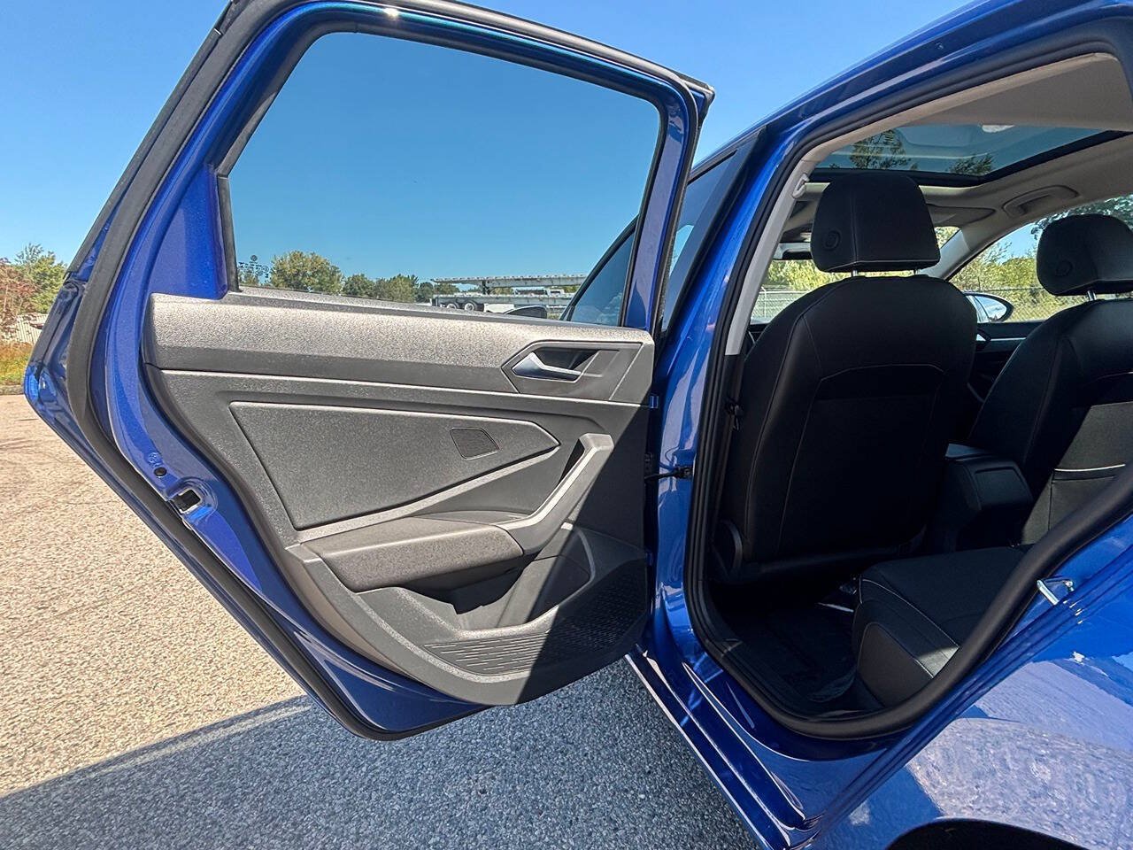 Used 2024 Volkswagen Jetta SE w/ Panoramic Sunroof Package FWD image 9