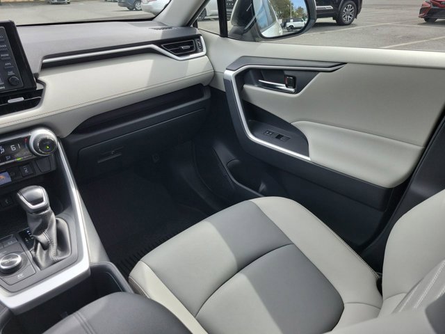 Used 2022 Toyota RAV4 XLE Premium image 23