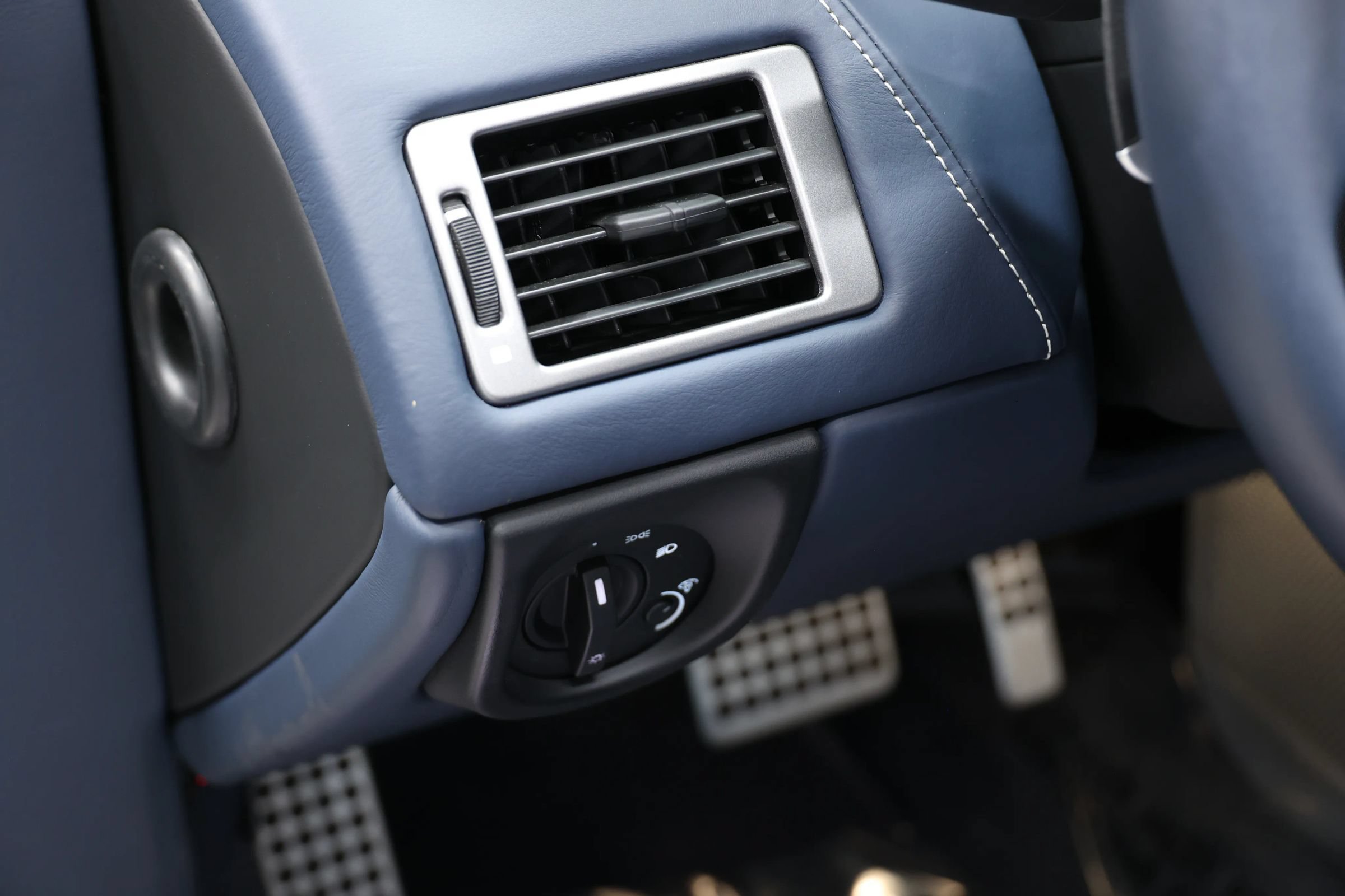 Used 2012 Aston Martin Virage Volante RWD image 21