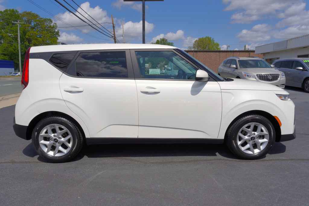 Used 2022 Kia Soul LX w/ Technology Package FWD image 5