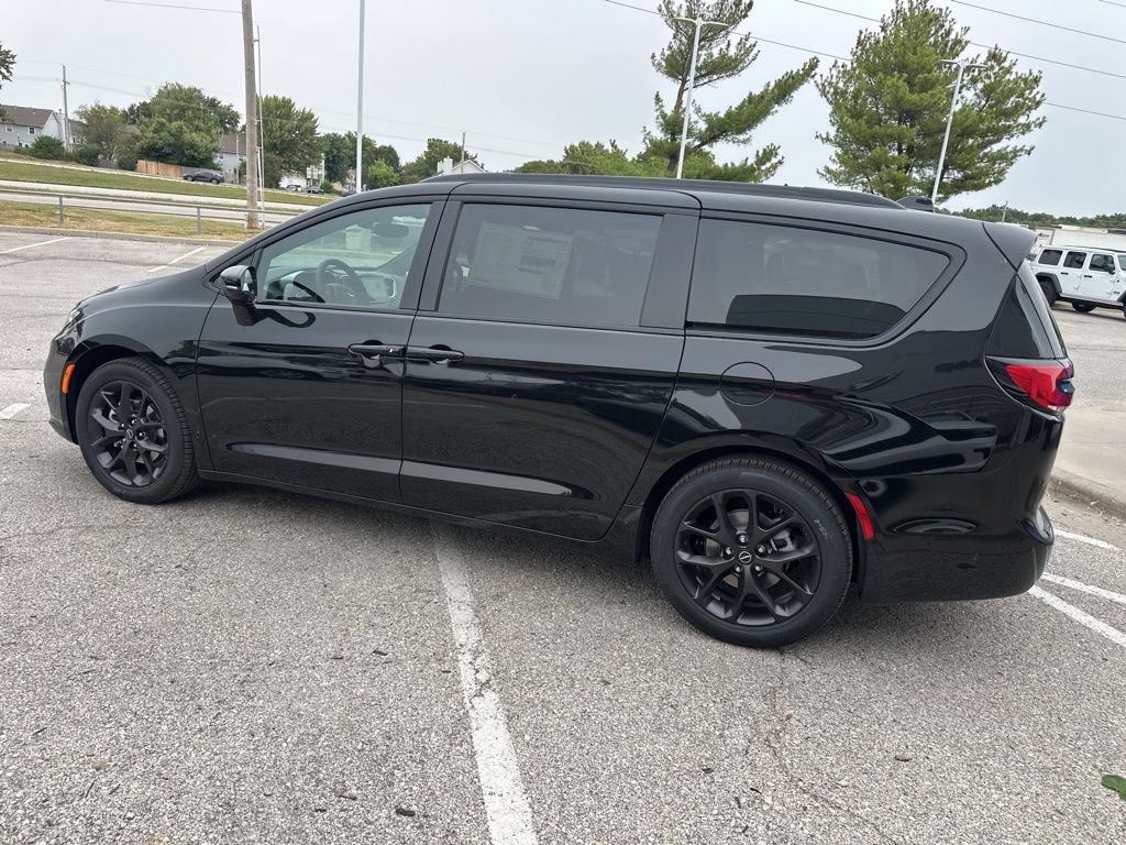 New 2026 Chrysler Pacifica Limited w/ S Appearance Package FWD image 22