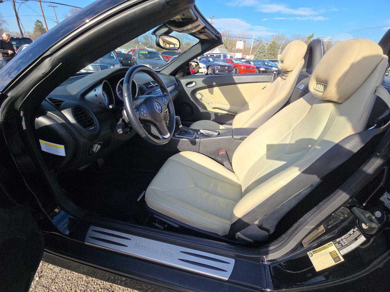 Used 2011 Mercedes-Benz SLK 300 image 3