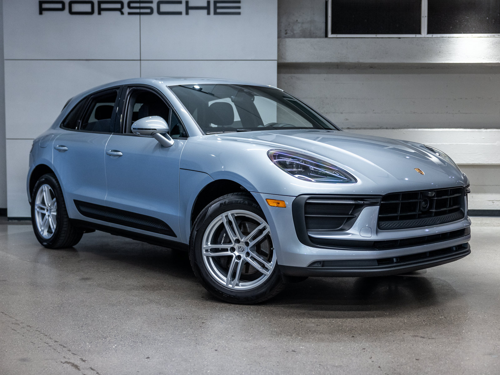 Used 2025 Porsche Macan AWD/4WD image 10