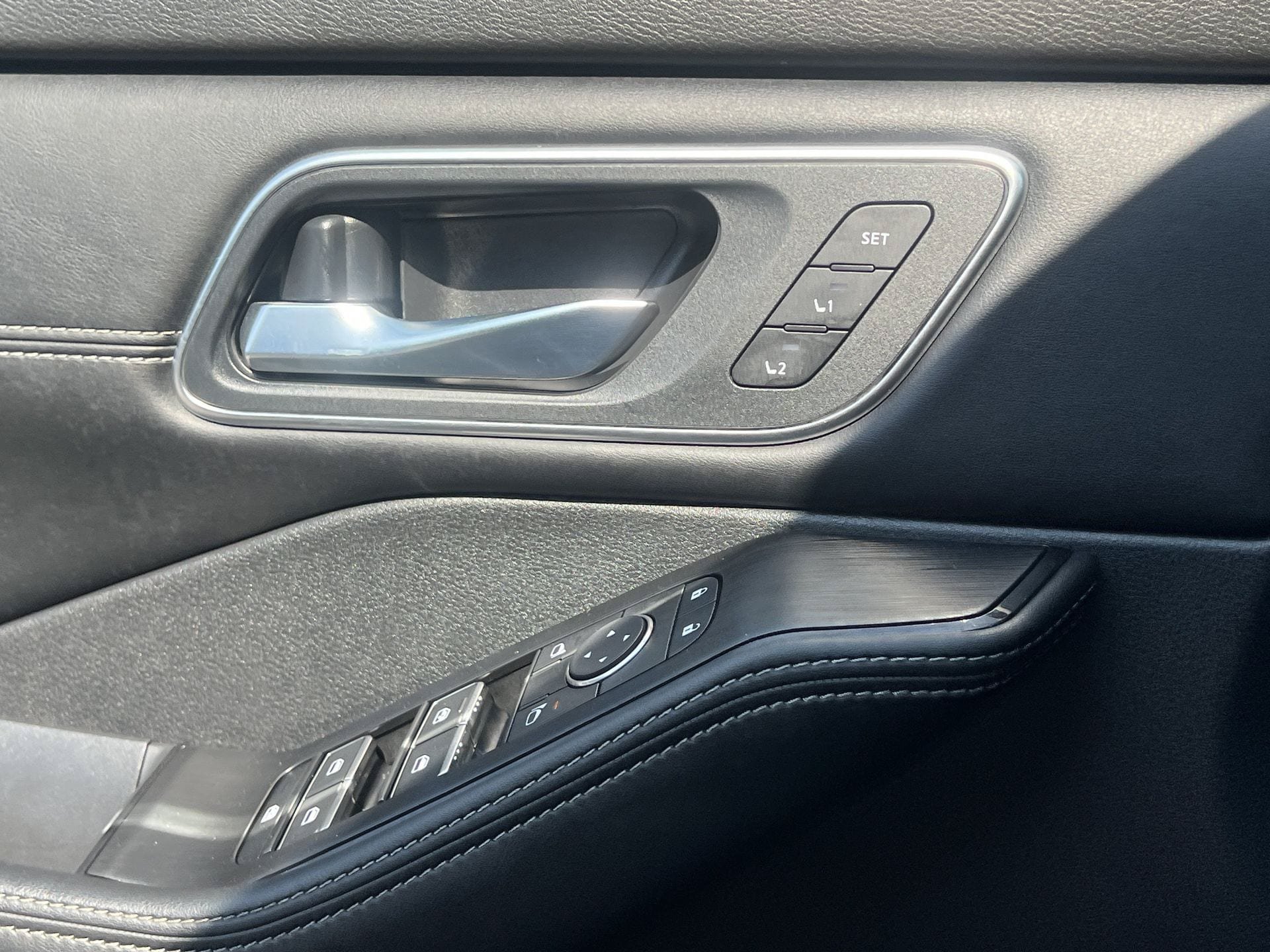 Certified 2025 Nissan Rogue Platinum FWD image 17