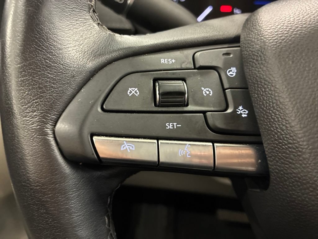 Used 2022 Cadillac XT4 Luxury w/ Cold Weather Package AWD/4WD image 17
