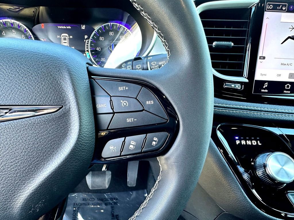 Used 2024 Chrysler Pacifica Touring FWD image 14