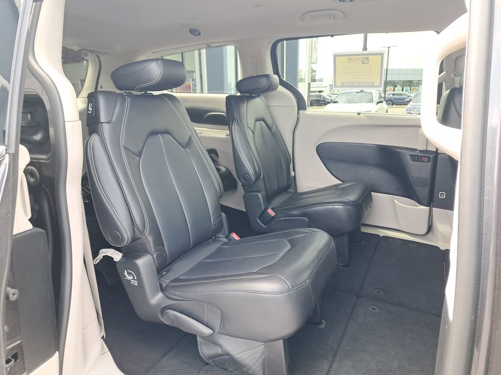 Used 2023 Chrysler Pacifica Touring-L FWD image 14
