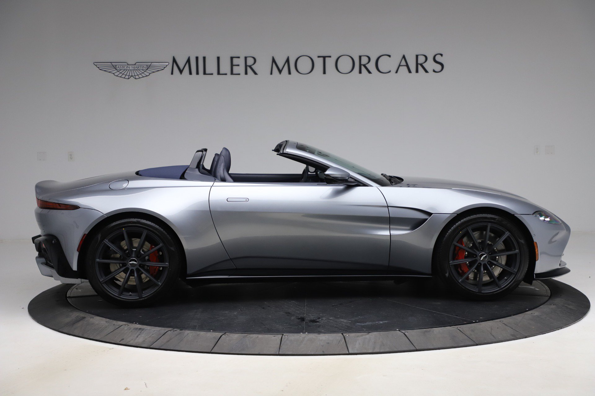Used 2021 Aston Martin V8 Vantage Roadster RWD image 8