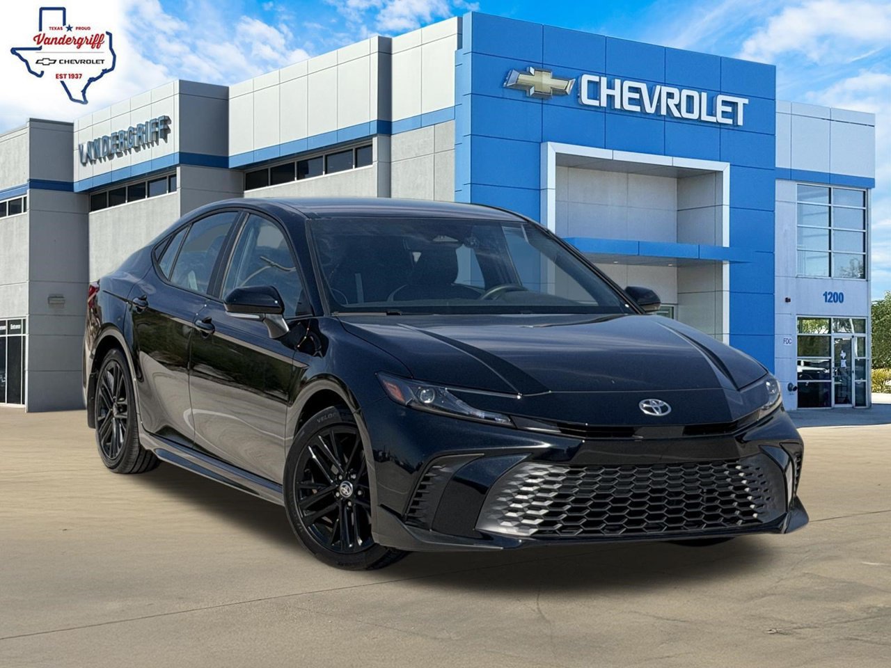 Used 2025 Toyota Camry SE FWD image 1