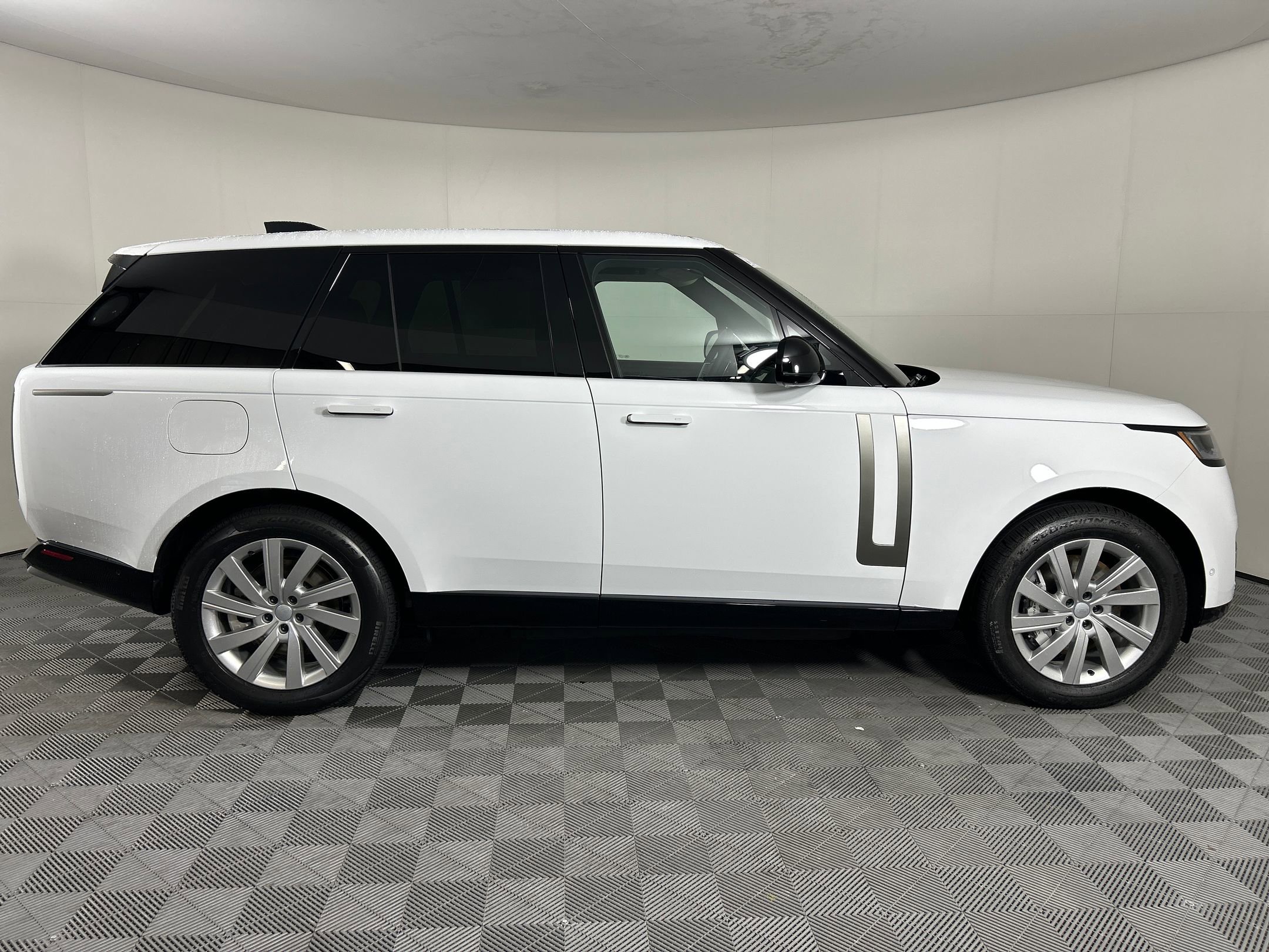 New 2025 Land Rover Range Rover SE image 6