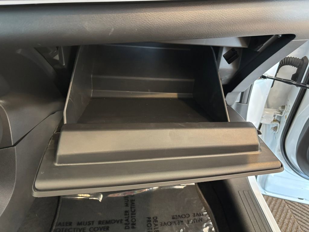Certified 2025 Nissan Kicks SR FWD image 31