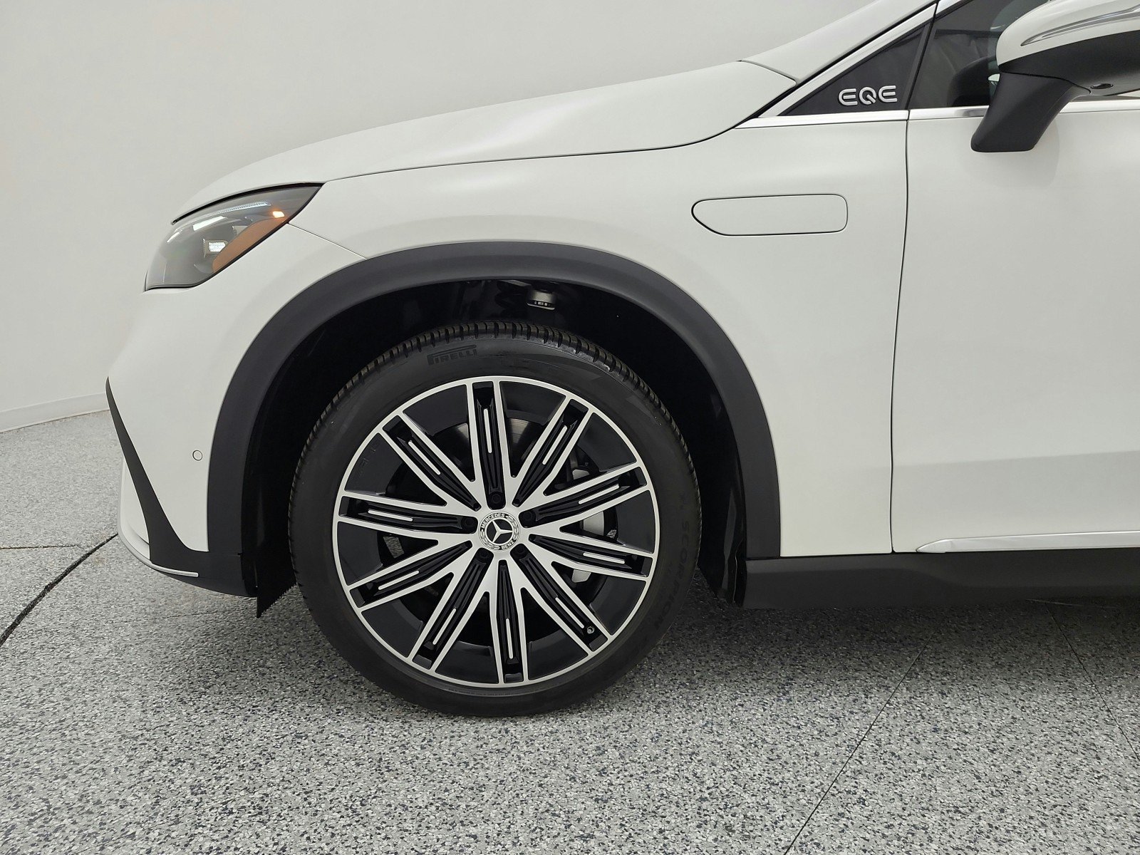 Certified 2023 Mercedes-Benz EQE 500 4MATIC SUV w/ Exclusive Trim Package image 17