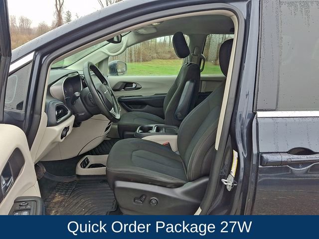 Used 2021 Chrysler Pacifica Touring image 2