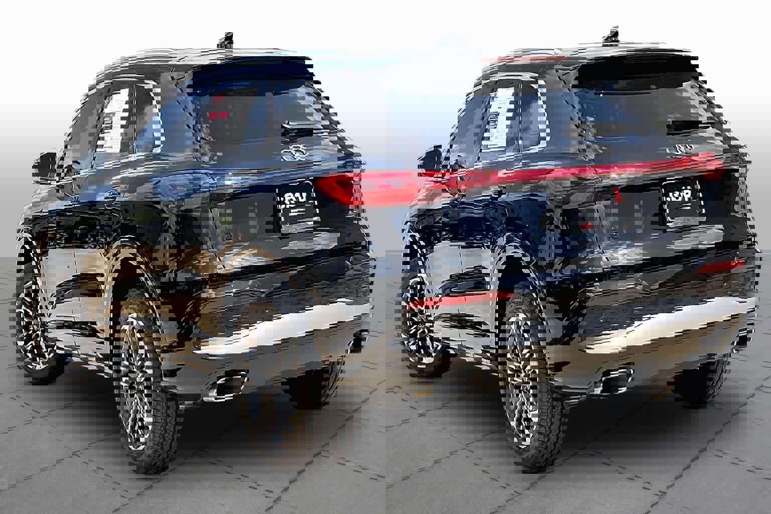 Used 2025 Audi Q5 Premium w/ Convenience Package image 11