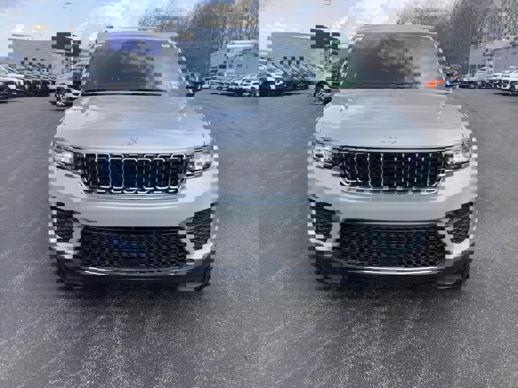 New 2025 Jeep Grand Cherokee Laredo w/ Luxury Tech Group I image 8