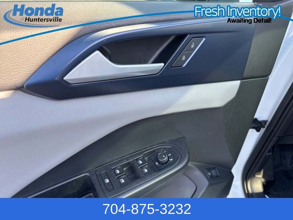 Used 2023 Volkswagen Taos SE w/ Panoramic Sunroof Package image 18