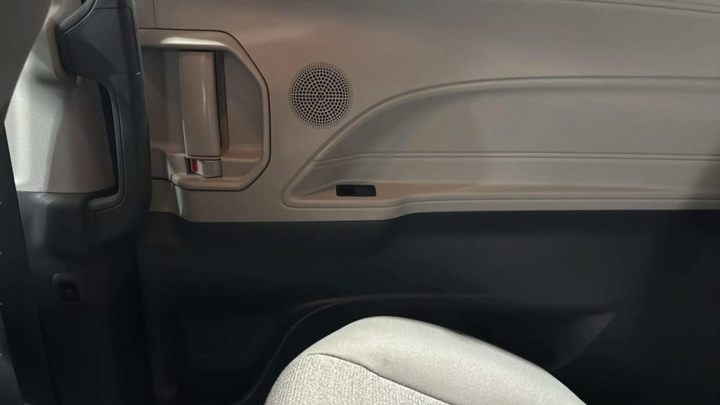 Used 2024 Toyota Sienna LE FWD image 20