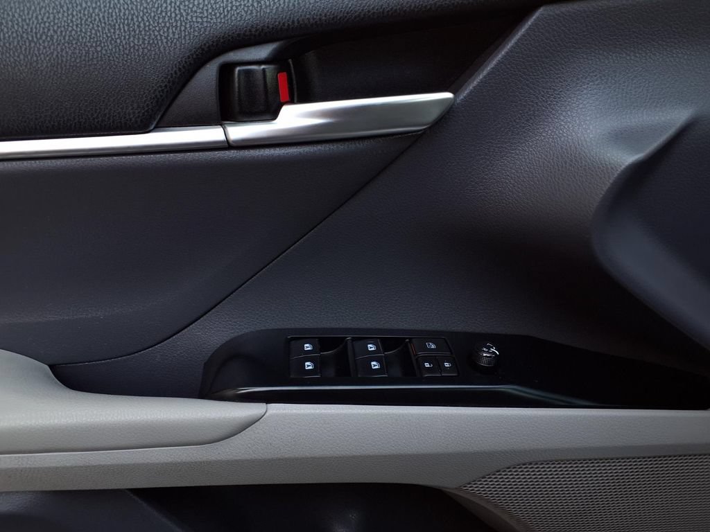 Certified 2018 Toyota Camry SE w/ Convenience Package FWD image 19