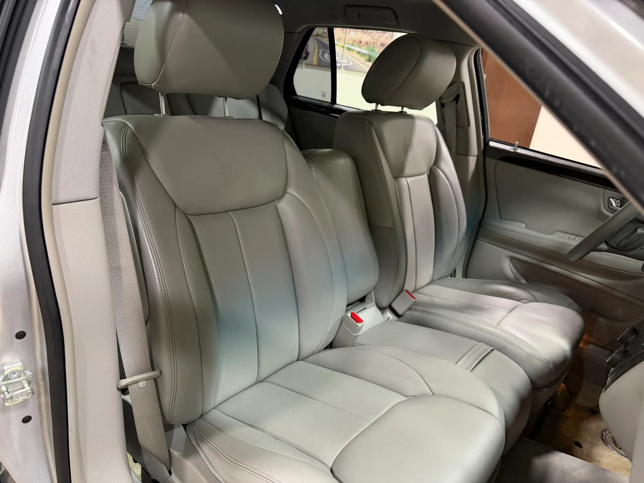 Used 2009 Cadillac DTS w/ Trunk Convenience Package FWD image 39