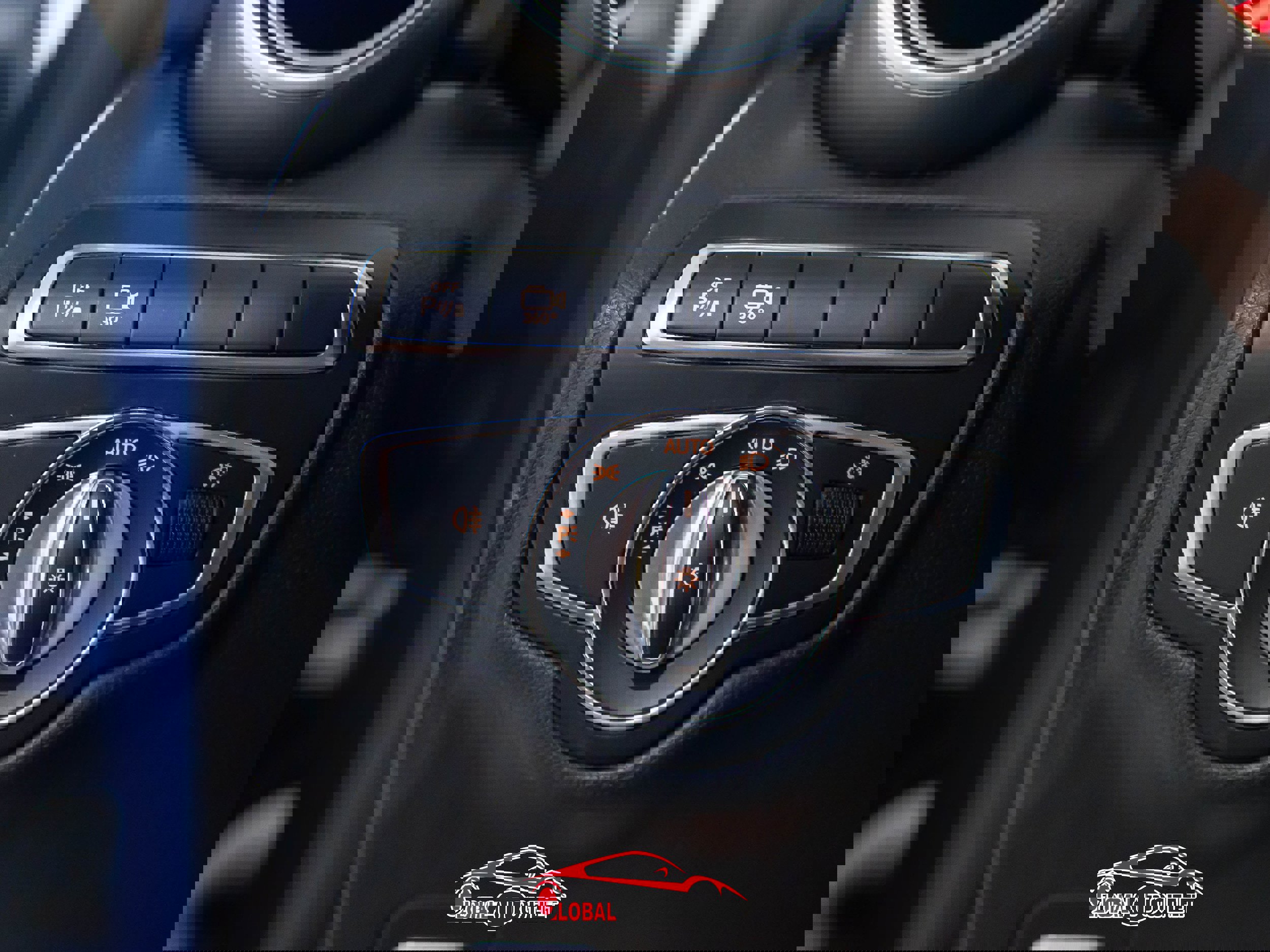 Used 2018 Mercedes-Benz GLC 300 4MATIC w/ Multimedia Package image 37