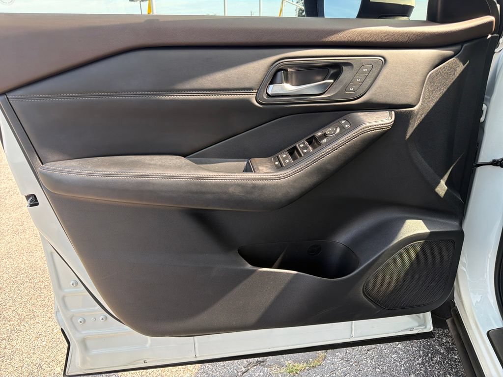 Used 2023 Nissan Rogue SL FWD image 26