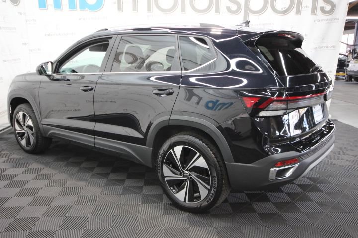 Used 2025 Volkswagen Taos SE AWD/4WD image 3