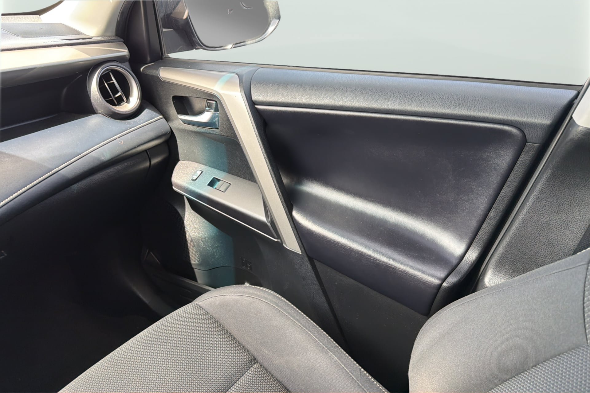 Used 2018 Toyota RAV4 XLE FWD image 17