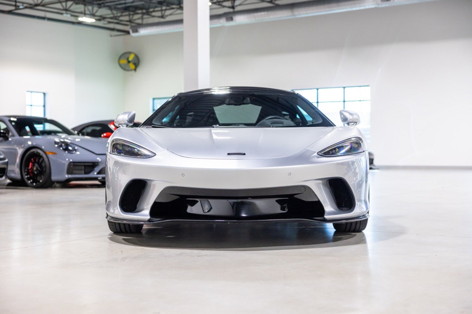 Used 2022 McLaren GT RWD image 2