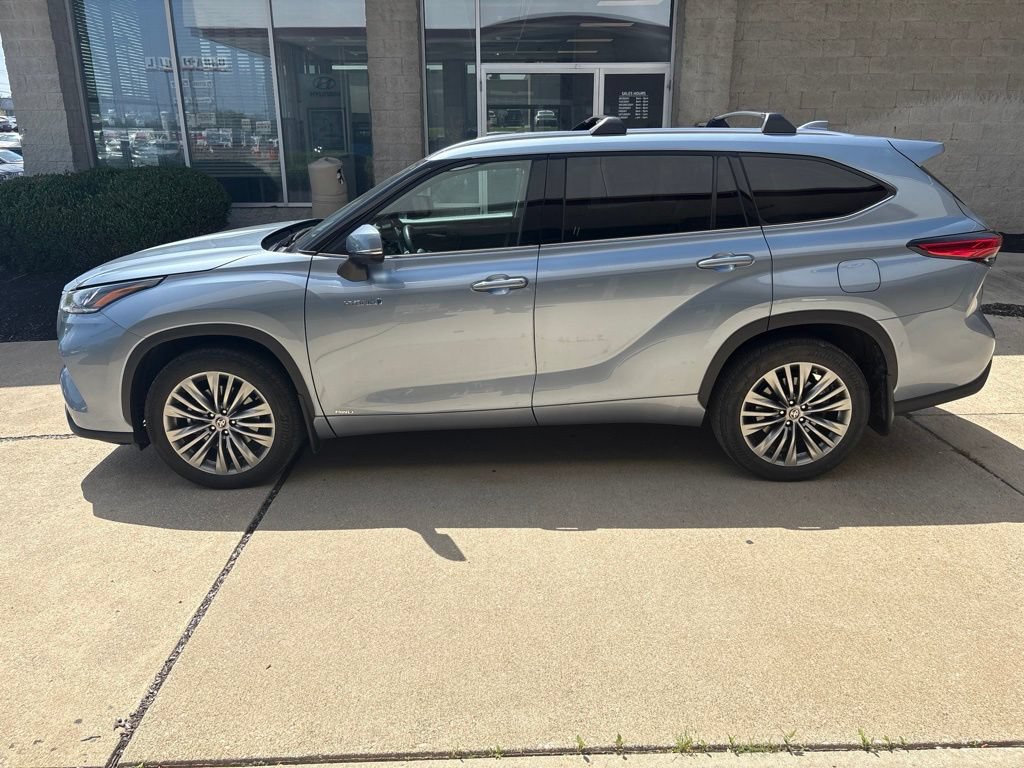 Used 2021 Toyota Highlander Platinum AWD/4WD image 2