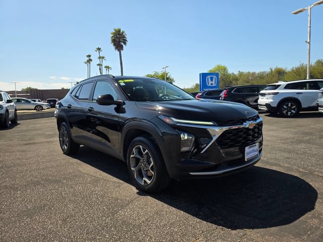 Used 2025 Chevrolet Trax LT FWD image 4