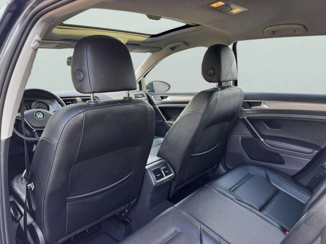 Used 2017 Volkswagen Golf SE image 35