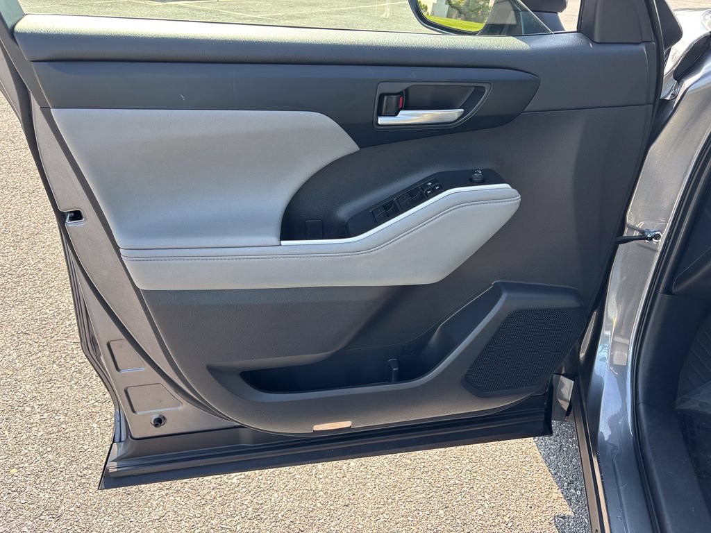 Certified 2024 Toyota Highlander XLE FWD image 19