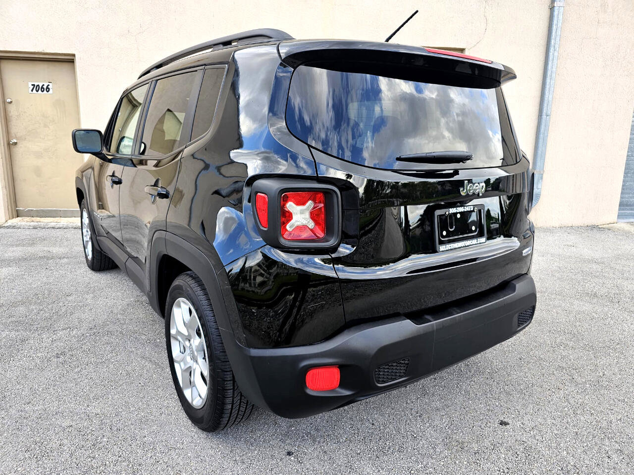 Used 2015 Jeep Renegade Latitude image 7